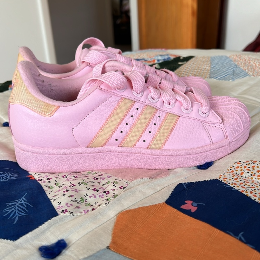Vintage adidas originals superstar in rare pink color size 6.5